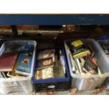 A LARGE QUANTITY OF BOOKS TO INCLUDE ART, HISTORIC, ANTIQUE GUIDES, MILITARY, NOVELS, ETC - 3 BOXES