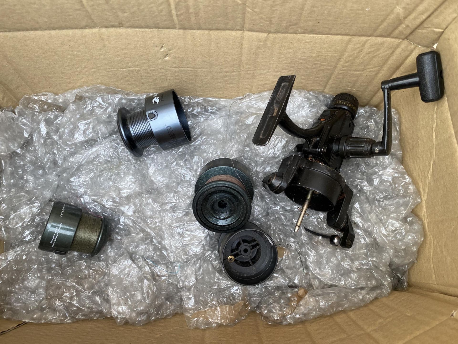 SIX VARIOUS FIXED SPOOL FISHING REELS - Image 4 of 4