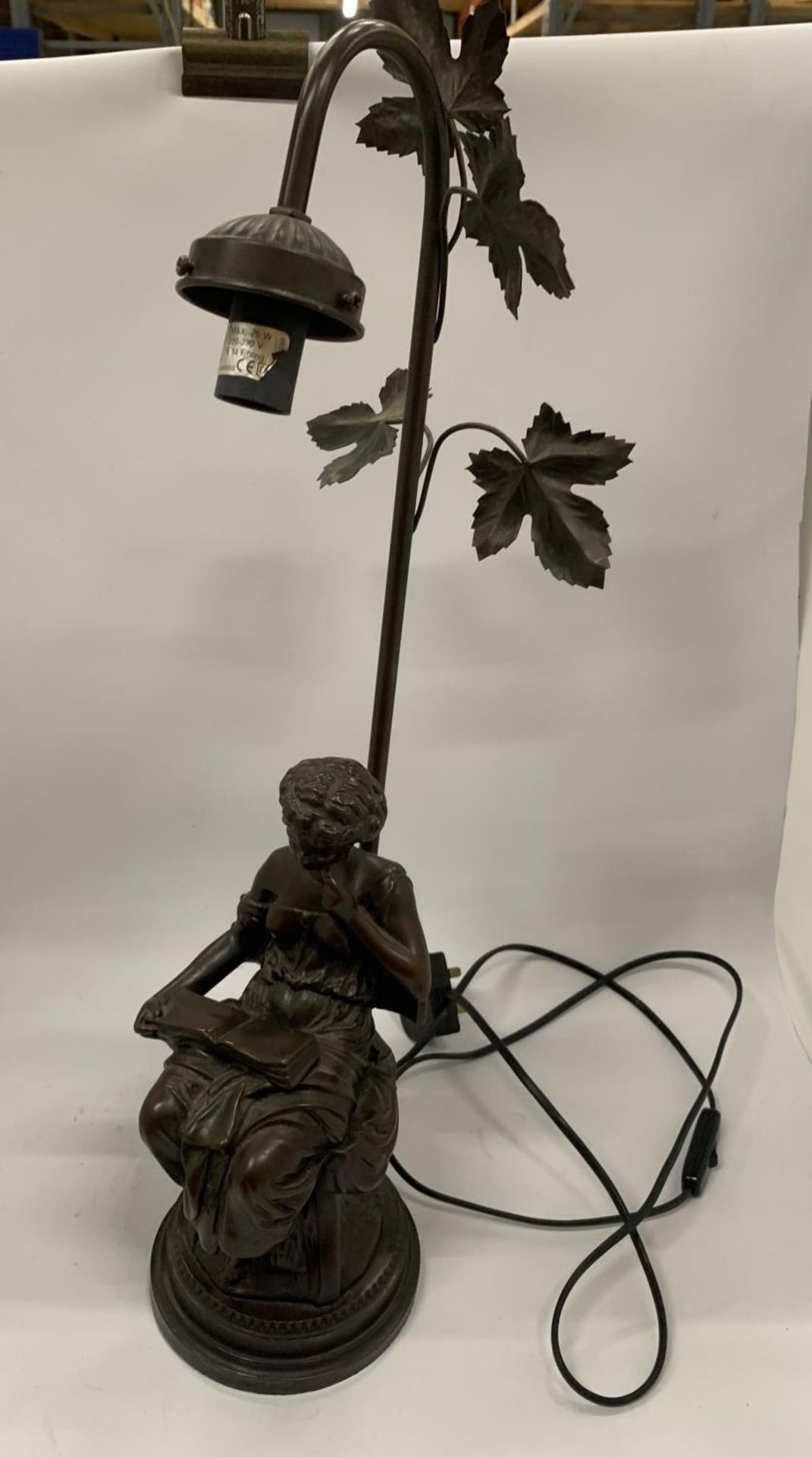 AN ART NOUVEAU SPELTER FIGURAL TABLE LAMP, HEIGHT 60CM - Image 2 of 6