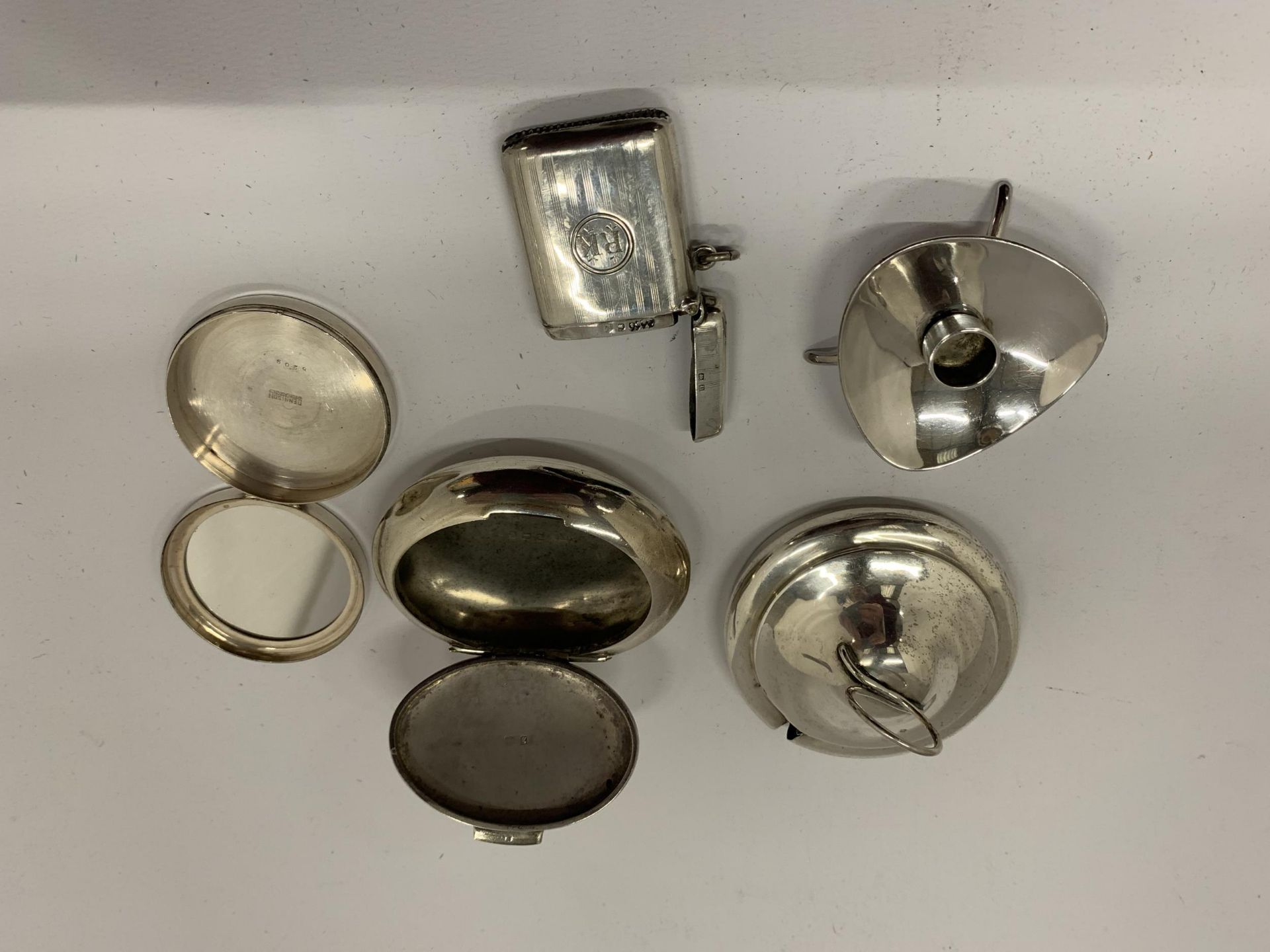 A GROUP OF HALLMARKED SILVER ITEMS TO INCLUDE A DANISH SILVER CANDLE HOLDER, VESTA CASE, PILL BOX - Image 3 of 4