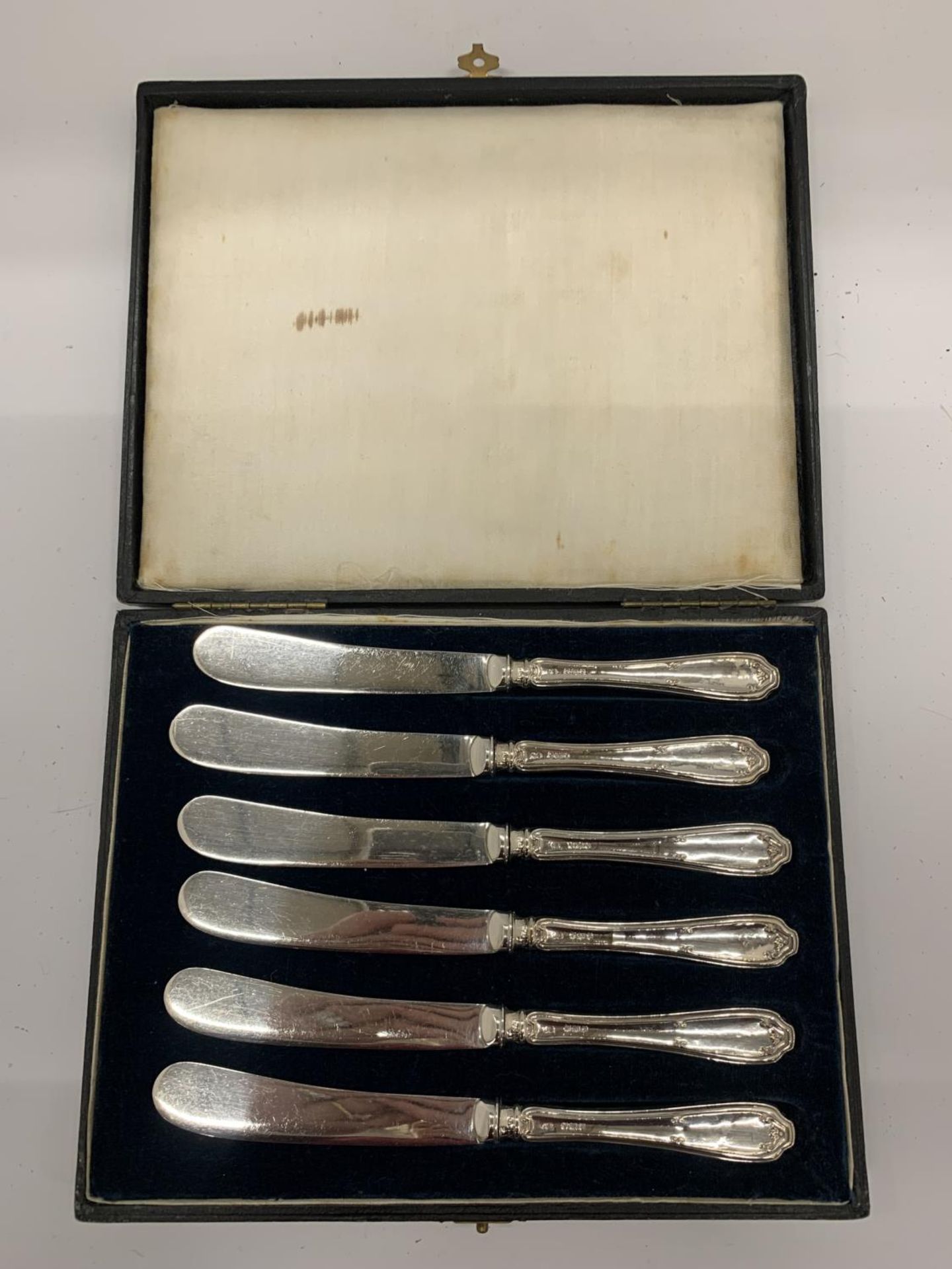 A CASED SET OF SIX CASED HALLMARKED SILVER HANDLED BUTTER KNIVES - Image 2 of 6