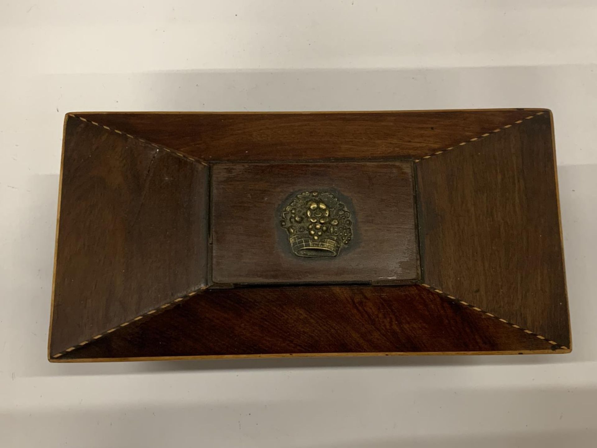 A 19TH CENTURY MAHOGANY SARCOPHAGUS SHAPE TEA CADDY WITH INNER COMPARTMENTS AND GLASS VASE - Image 4 of 8