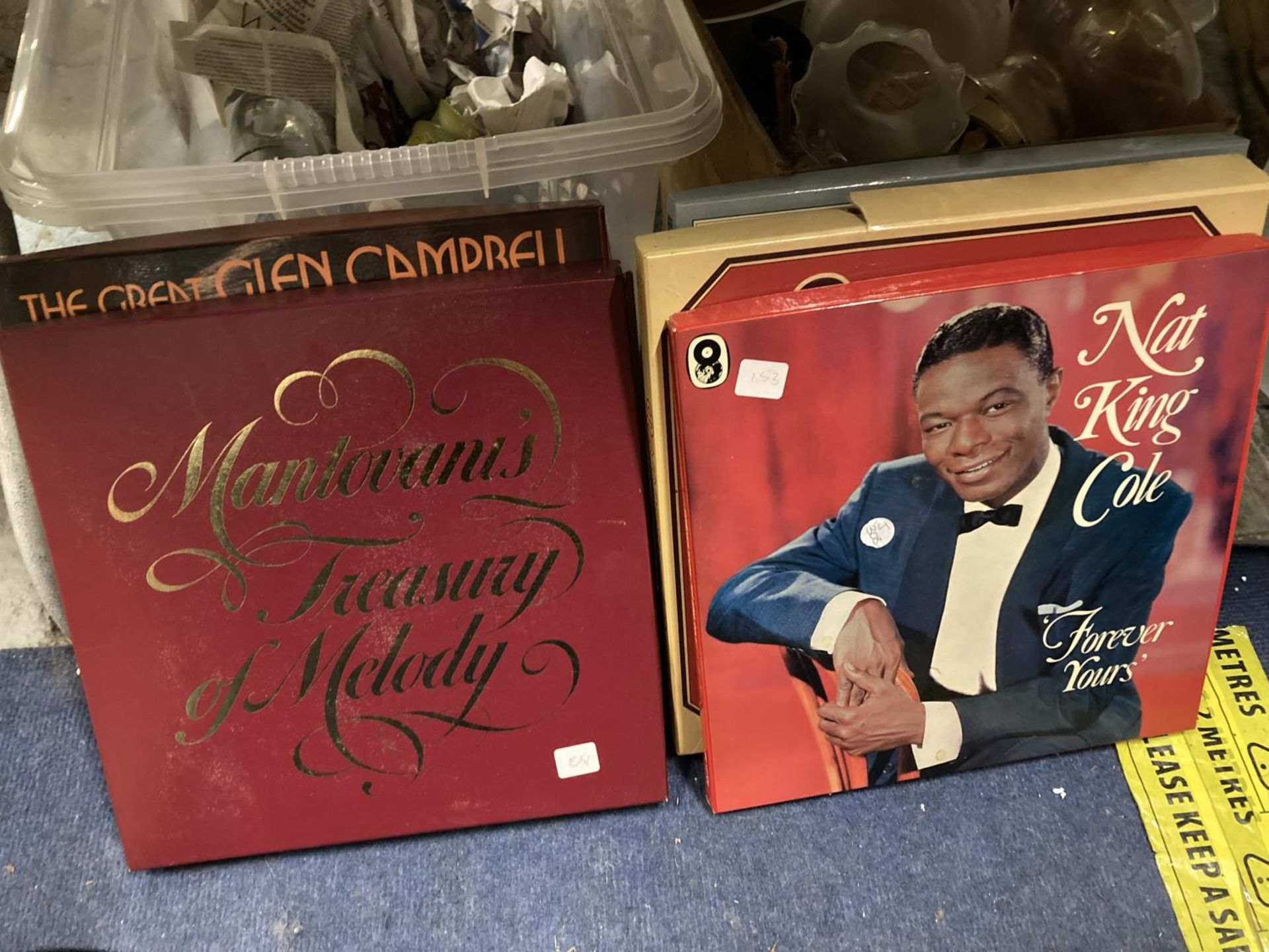 A QUANTITY OF BOXED RECORD SETS TO INCLUDE NAT KING COLE, GLEN CAMPBELL, MARIO LANZA PLUS THE - Bild 2 aus 4