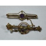 TWO BROOCHES TO INCLUDE A 15CT YELLOW GOLD AND UNMARKED AMETHYST AND PEARL EXAMPLE, WEIGHT OF GOLD