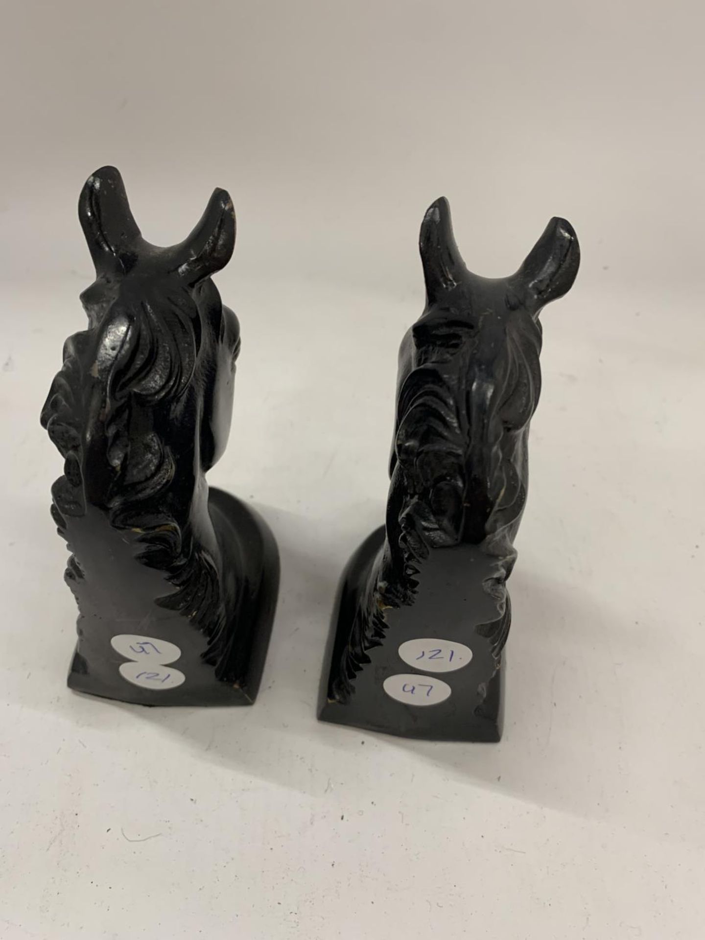 A PAIR OF STONE BLACK HORSES HEAD BOOK-ENDS HEIGHT 14CM - Image 6 of 8
