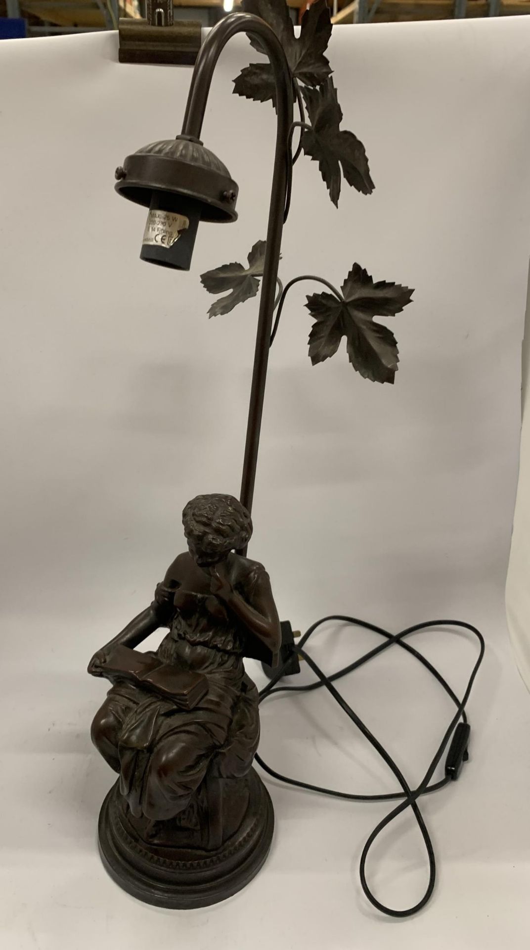 AN ART NOUVEAU SPELTER FIGURAL TABLE LAMP, HEIGHT 60CM