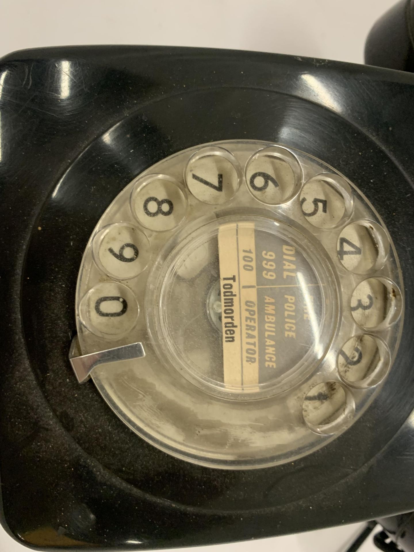 A VINTAGE BLACK TELEPHONE - Image 5 of 5