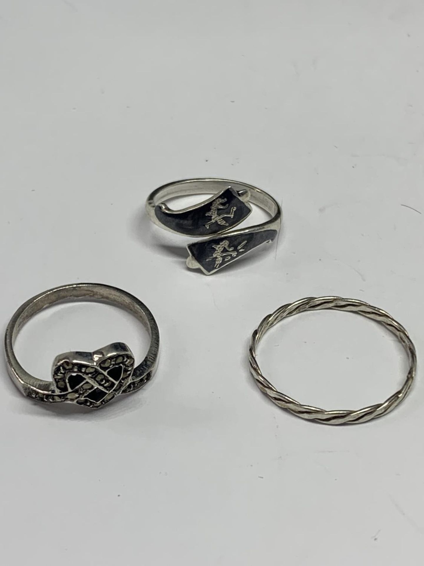 FIVE VARIOUS SILVER RINGS - Image 2 of 3