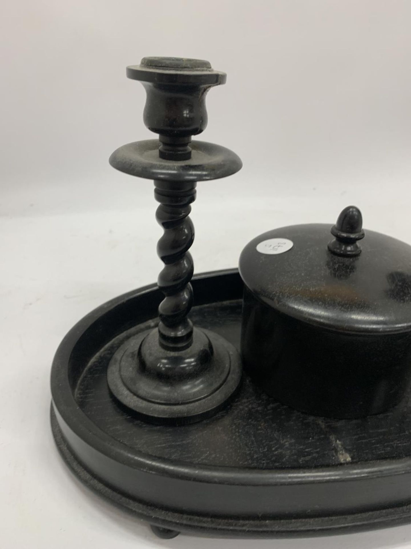 AN EBONY DRESSING TABLE SET TO INCLUDE A TRAY, CANDLESTICKS AND A TRINKET BOWL - Image 6 of 8