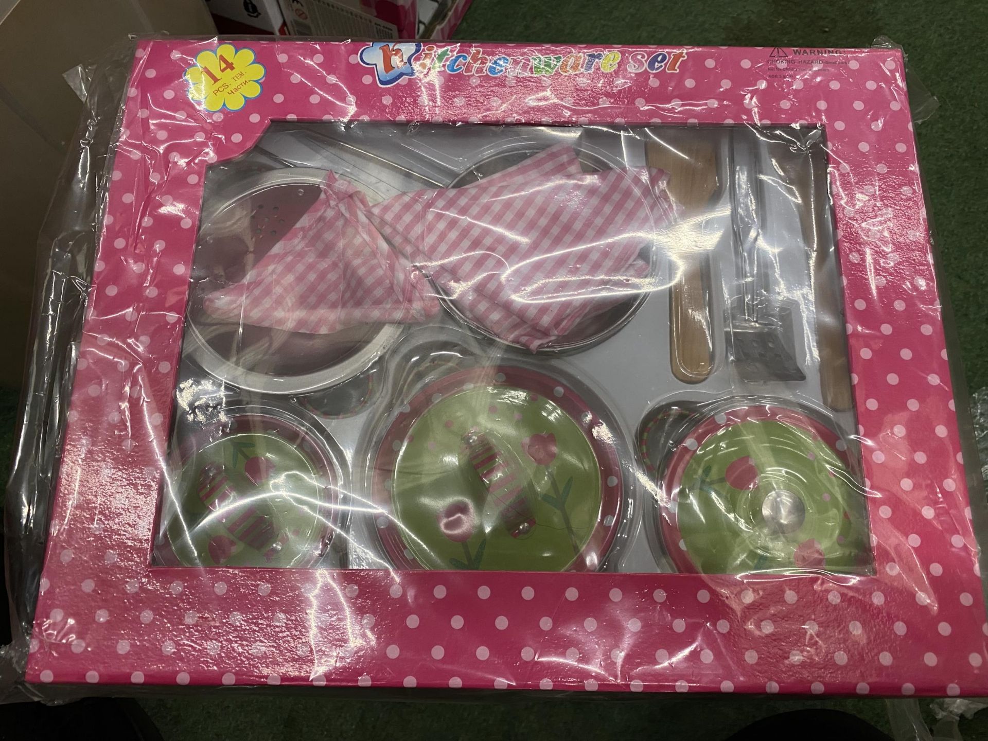 SIX BOXED ITEMS - 2 X CUPCAKES TEA SET AND 4 X KITCHEN WARES - Image 3 of 4