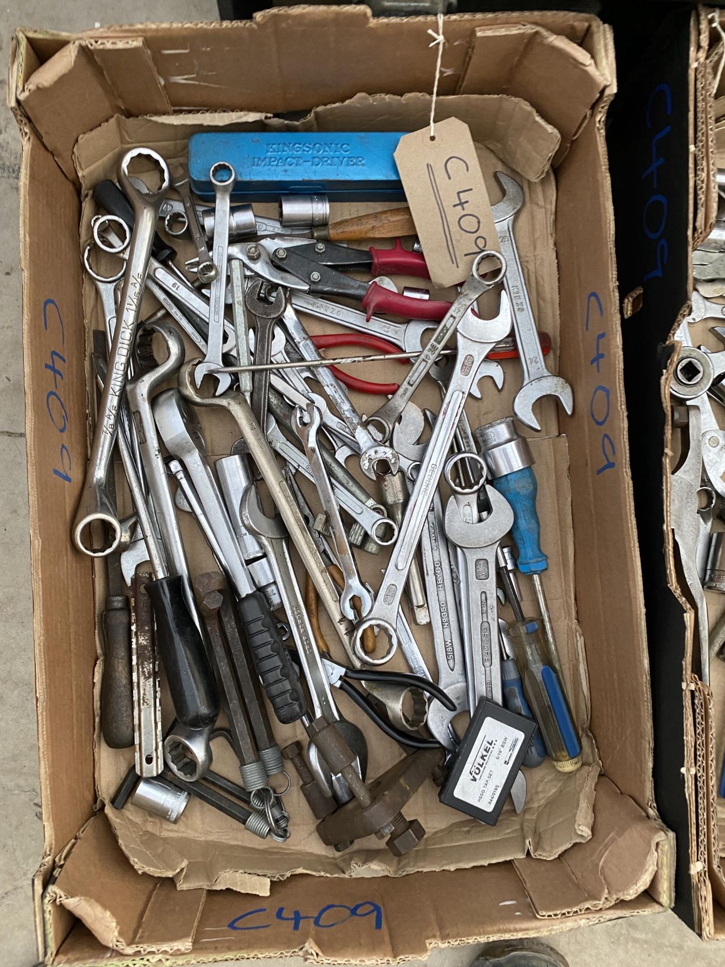 A LARGE ASSORTMENT OF TOOLS TO INCLUDE SOCKETS, SPANNERS AND PLIERS ETC - Image 2 of 4