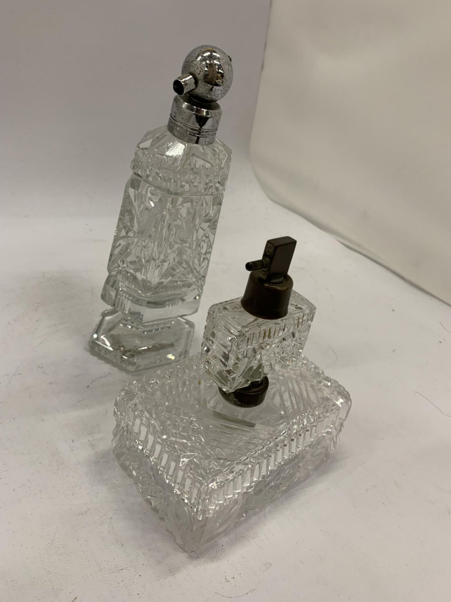 TWO CUT GLASS PERFUME BOTTLES - Bild 5 aus 6