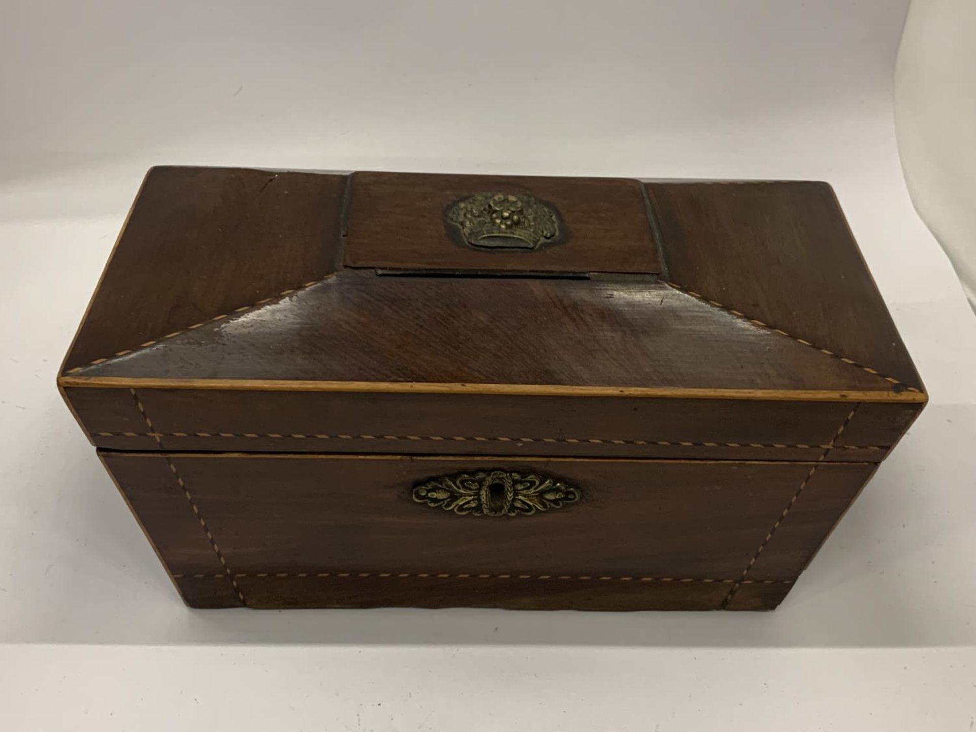 A 19TH CENTURY MAHOGANY SARCOPHAGUS SHAPE TEA CADDY WITH INNER COMPARTMENTS AND GLASS VASE - Image 2 of 8