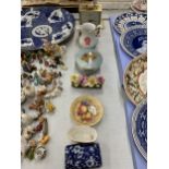 A QUANTITY OF ITEMS TO INCLUDE AYNSLEY PIN TRAY - A/F - AND SMALL VASE WITH FRUIT PATTERN, TRINKET