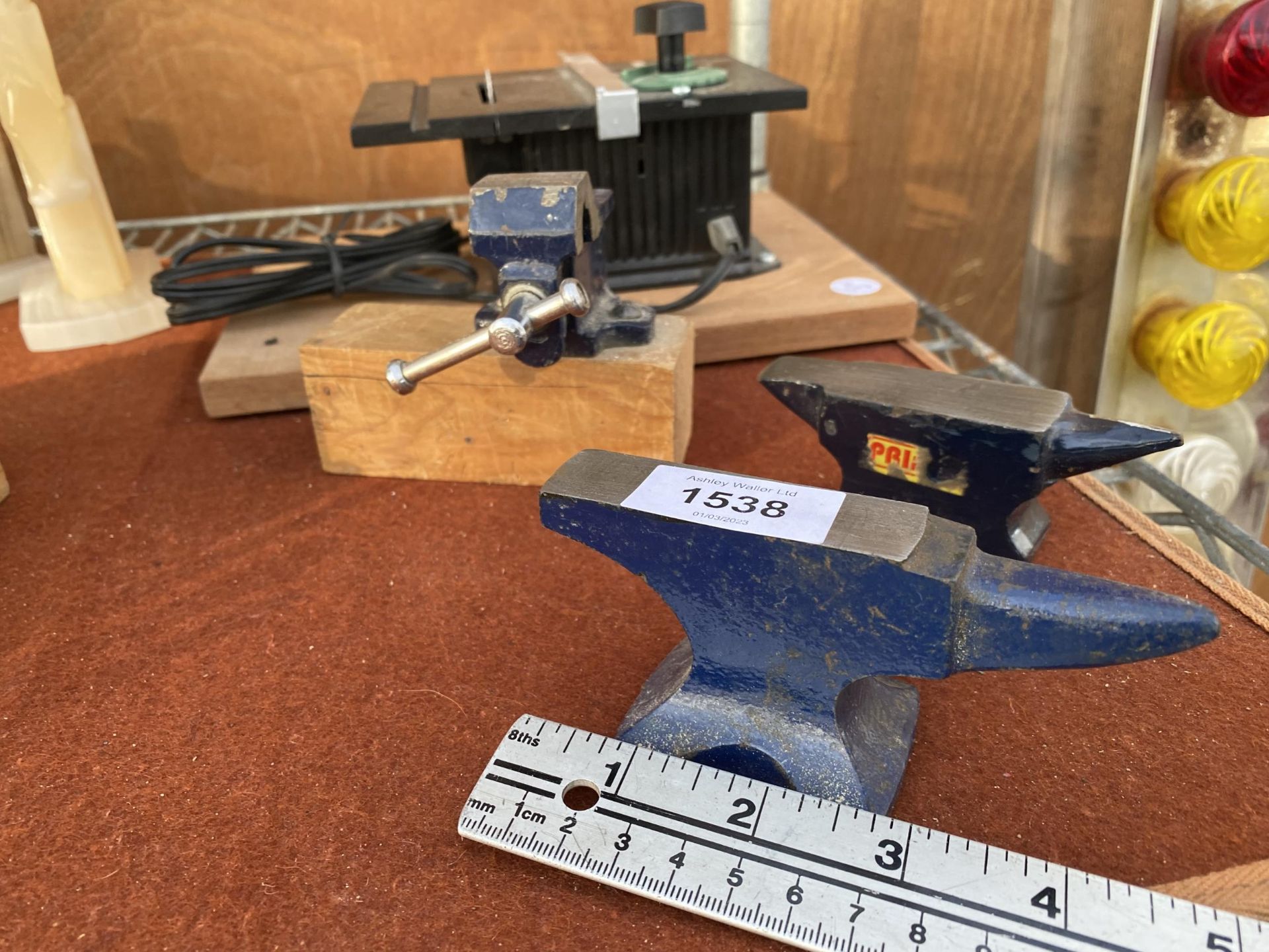 AN ASSORTMENT OF MINITURE SAMPLE TOOLS TO INCLUDE TWO ANVILS, A VICE AND A TABLE SAW - Image 4 of 5