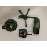 A COLLECTION OF VINTAGE MILITARY TOYS TO INCLUDE A SEARCHLIGHT, MACHINE GUN, TRUCK, ETC