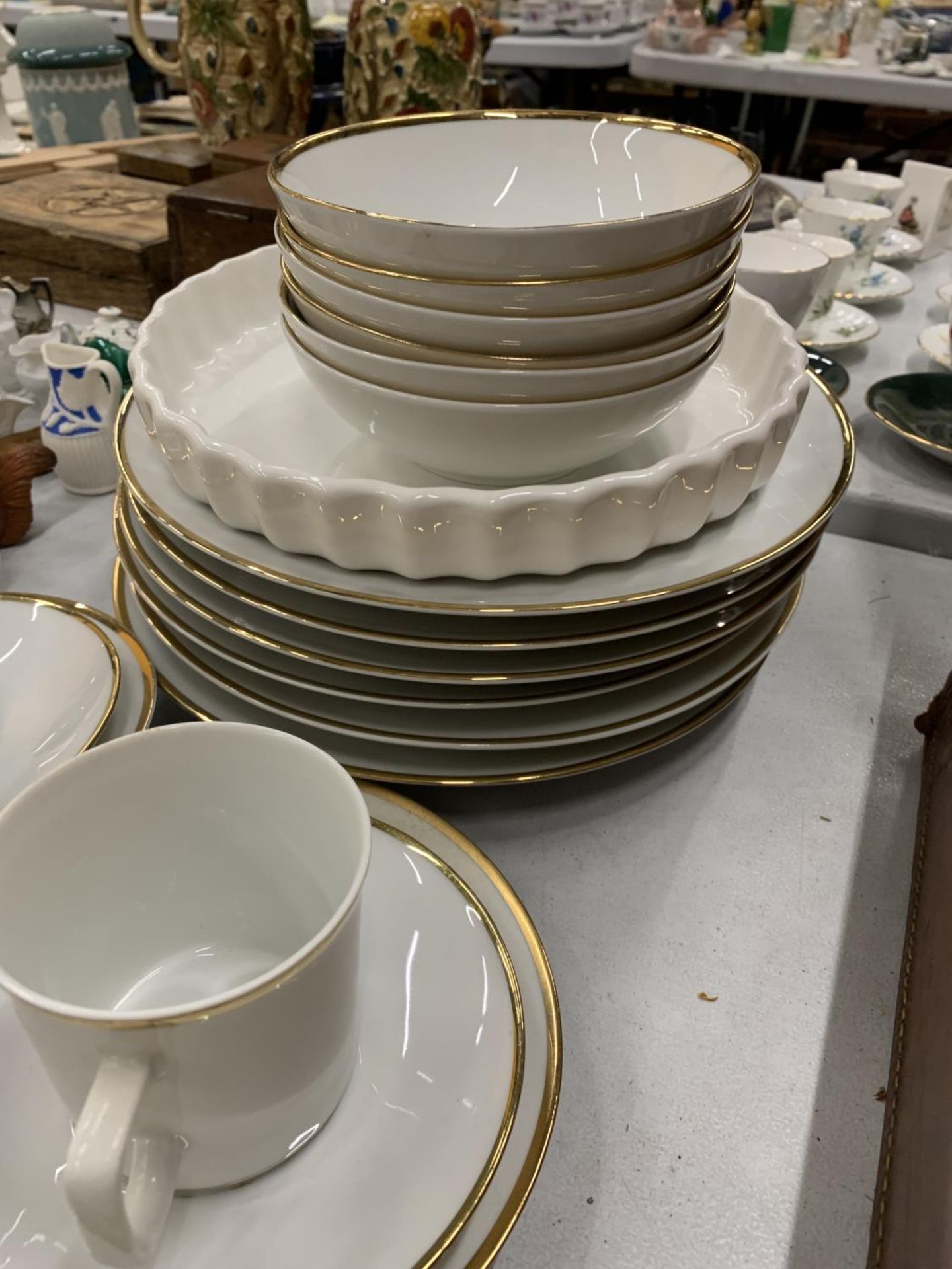 AN ESCHENBACH GERMAN PART DINNER SERVICE TO INCLUDE VARIOUS SIZED PLATES, BOWLS, CUPS, SAUCERS, ETC - Image 6 of 6