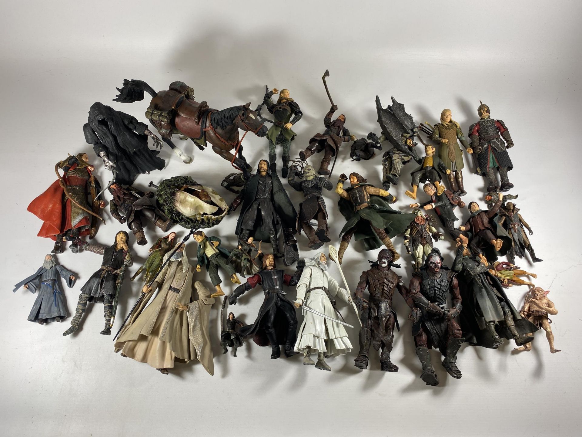 A LARGE COLLECTION OF LORD OF THE RINGS FIGURES AND WEAPONS AND ACCESSORIES ETC