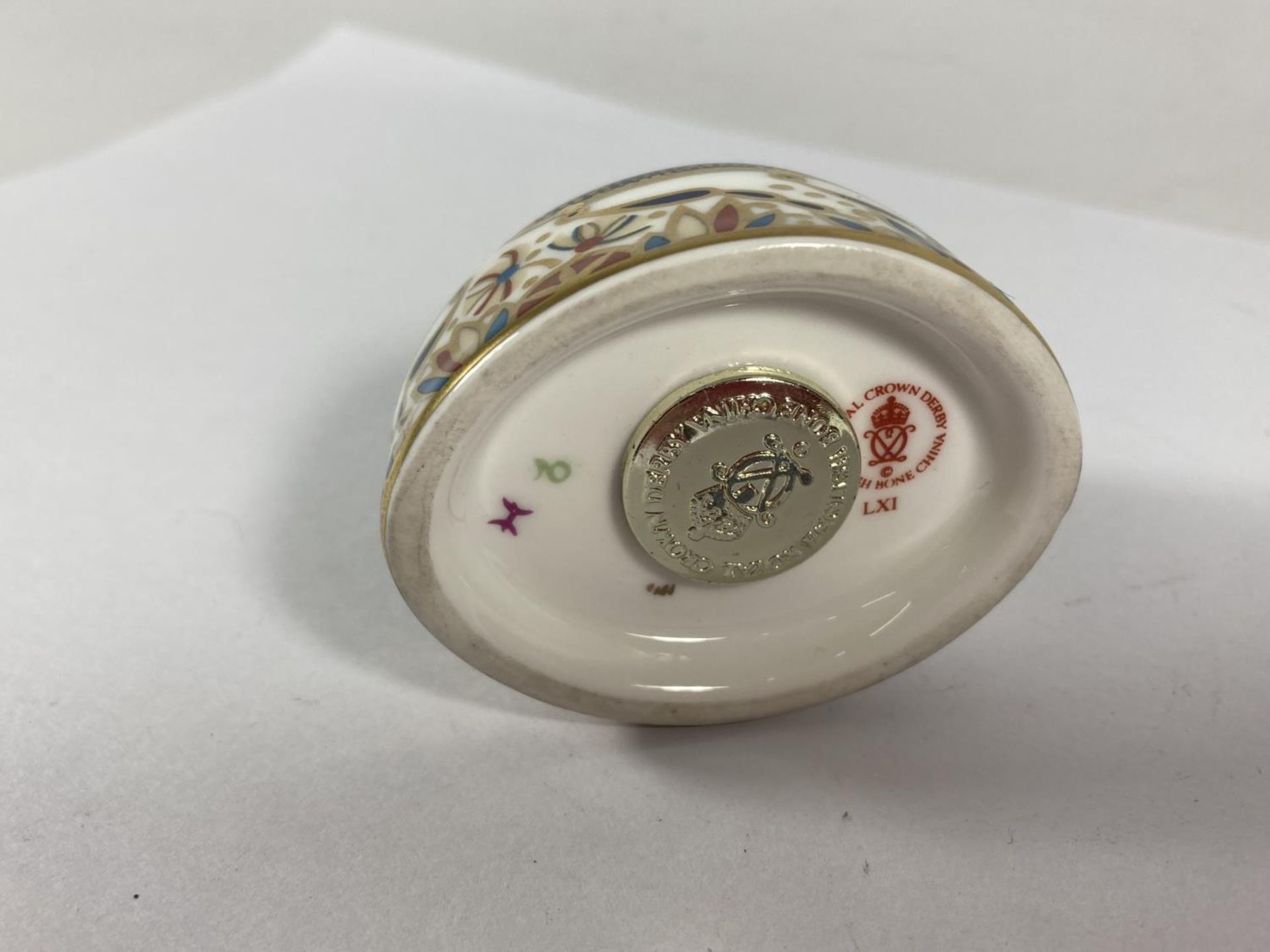A ROYAL CROWN DERBY BLUE LADYBIRD WITH GOLD STOPPER - Image 6 of 6