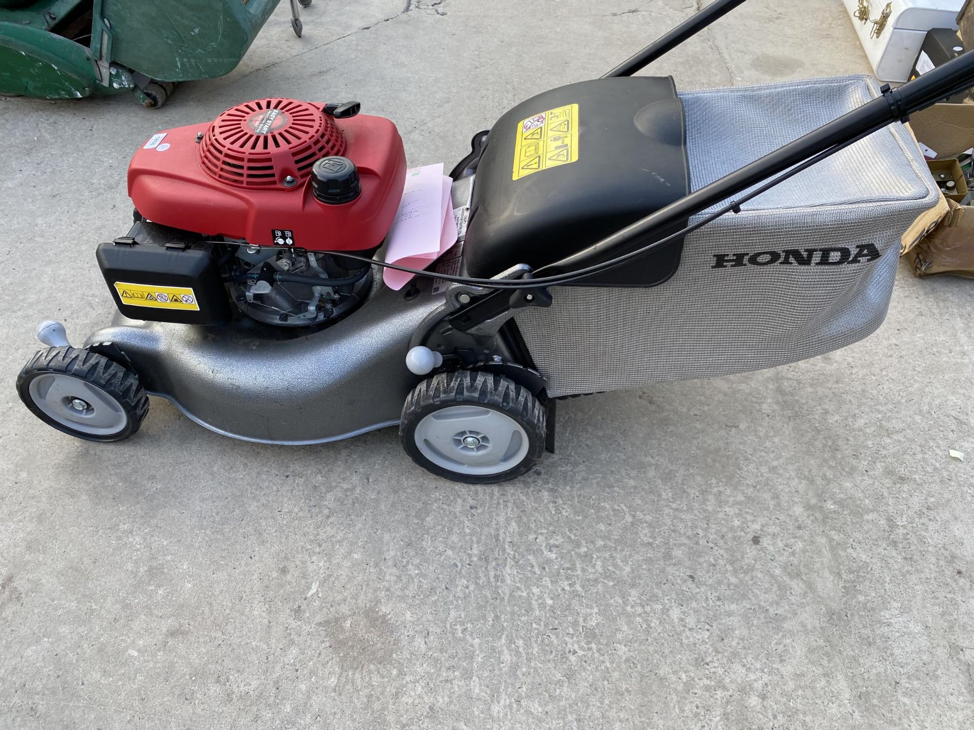 A HONDA IZY EASY START LAWN MOWER WITH GRASS BOX - Image 3 of 4