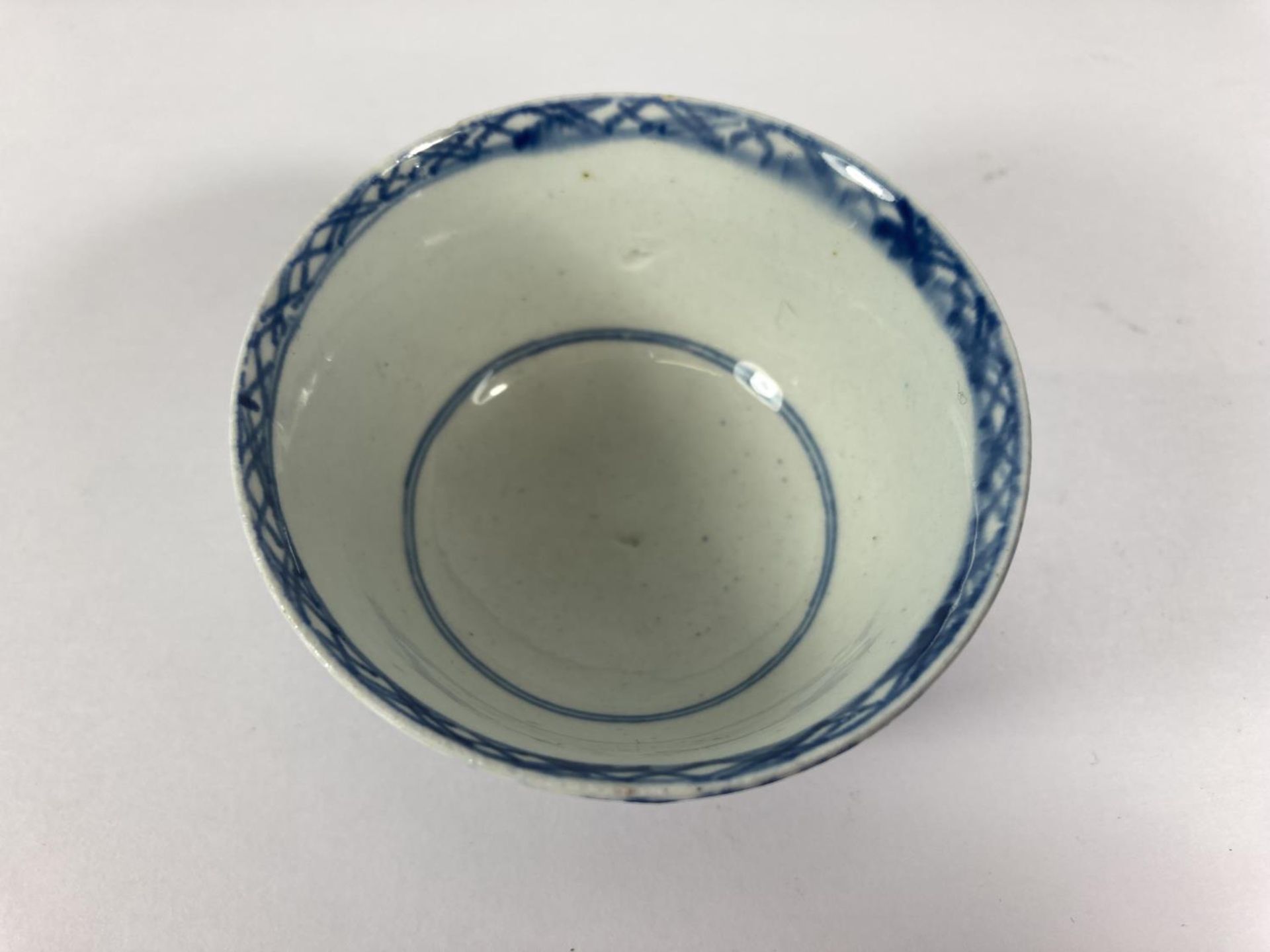 AN 18TH CENTURY WORCESTER STYLE BLUE AND WHITE TEA BOWL - Image 4 of 6