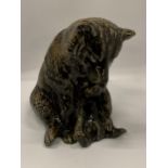 A LARGE ANITA HARRIS BEAR & BABY CUB FIGURE, HEIGHT 27CM