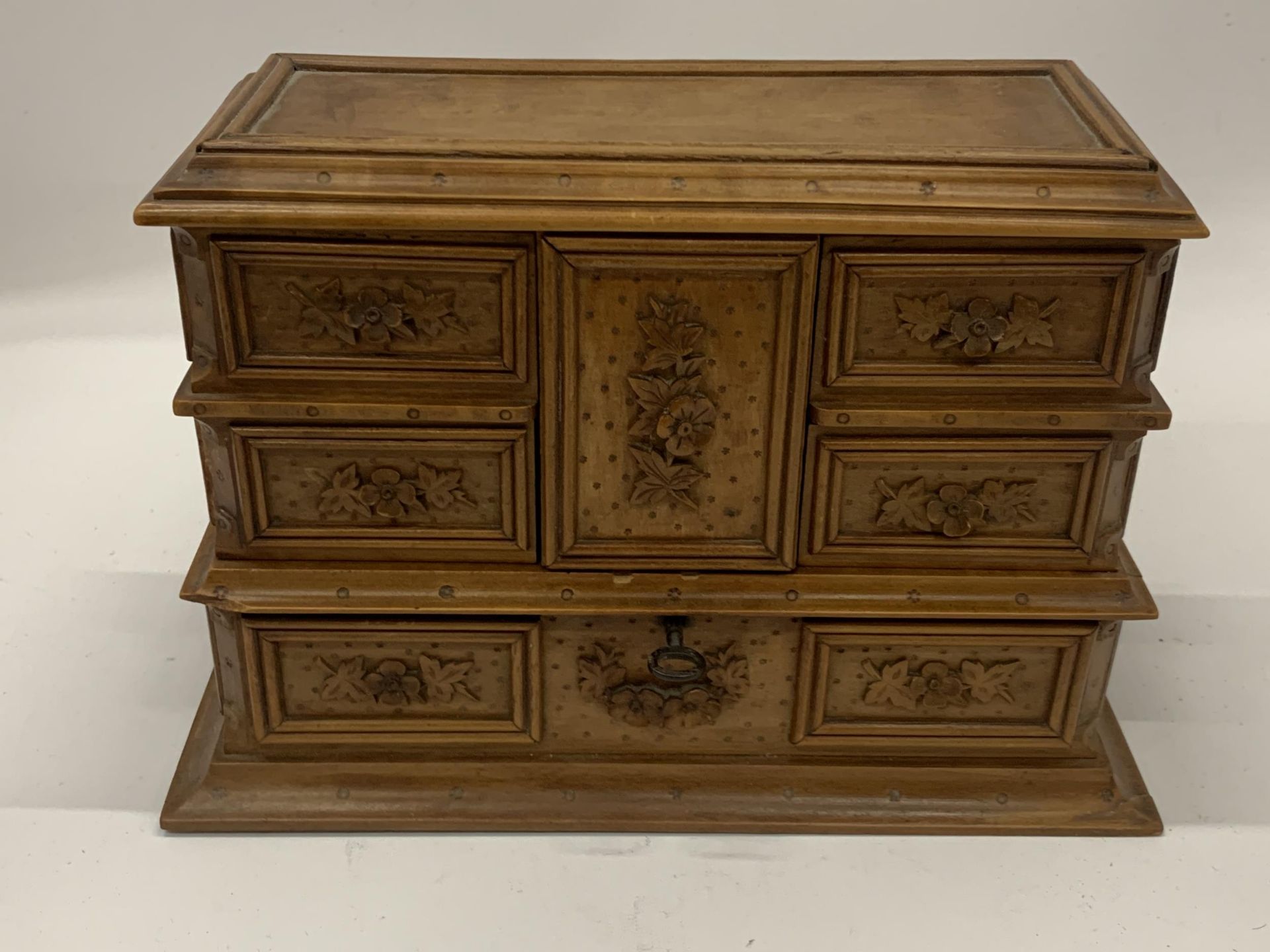 A CARVED SATINWOOD TABLE TOP SEWING CABINET WITH LIFT UP LID AND INNER DRAWERS, HEIGHT 17CM