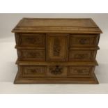 A CARVED SATINWOOD TABLE TOP SEWING CABINET WITH LIFT UP LID AND INNER DRAWERS, HEIGHT 17CM