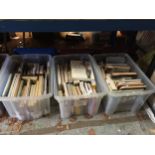 A LARGE QUANTITY OF BOOKS TO INCLUDE ART, HISTORIC, ANTIQUE GUIDES, WAR, TOURIST, ETC - 3 BOXES