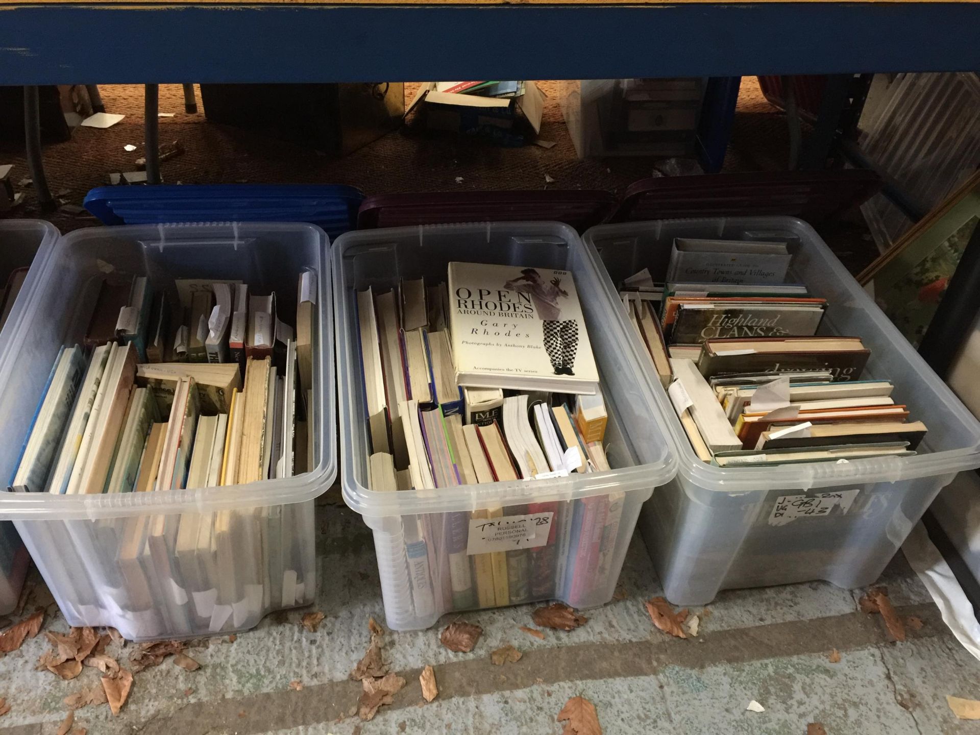 A LARGE QUANTITY OF BOOKS TO INCLUDE ART, HISTORIC, ANTIQUE GUIDES, WAR, TOURIST, ETC - 3 BOXES