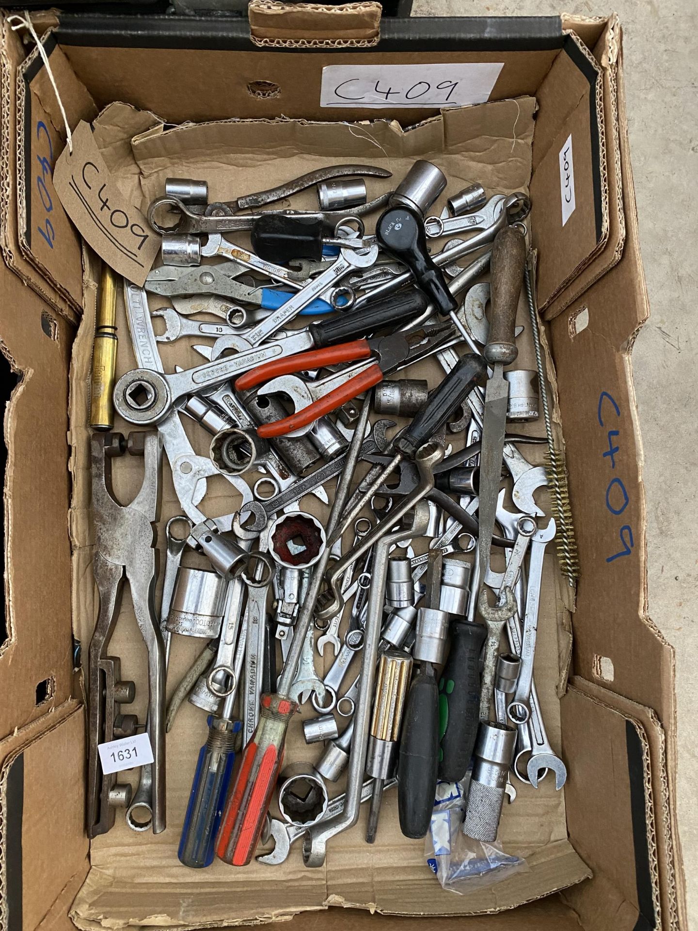 A LARGE ASSORTMENT OF TOOLS TO INCLUDE SOCKETS, SPANNERS AND PLIERS ETC - Image 3 of 4