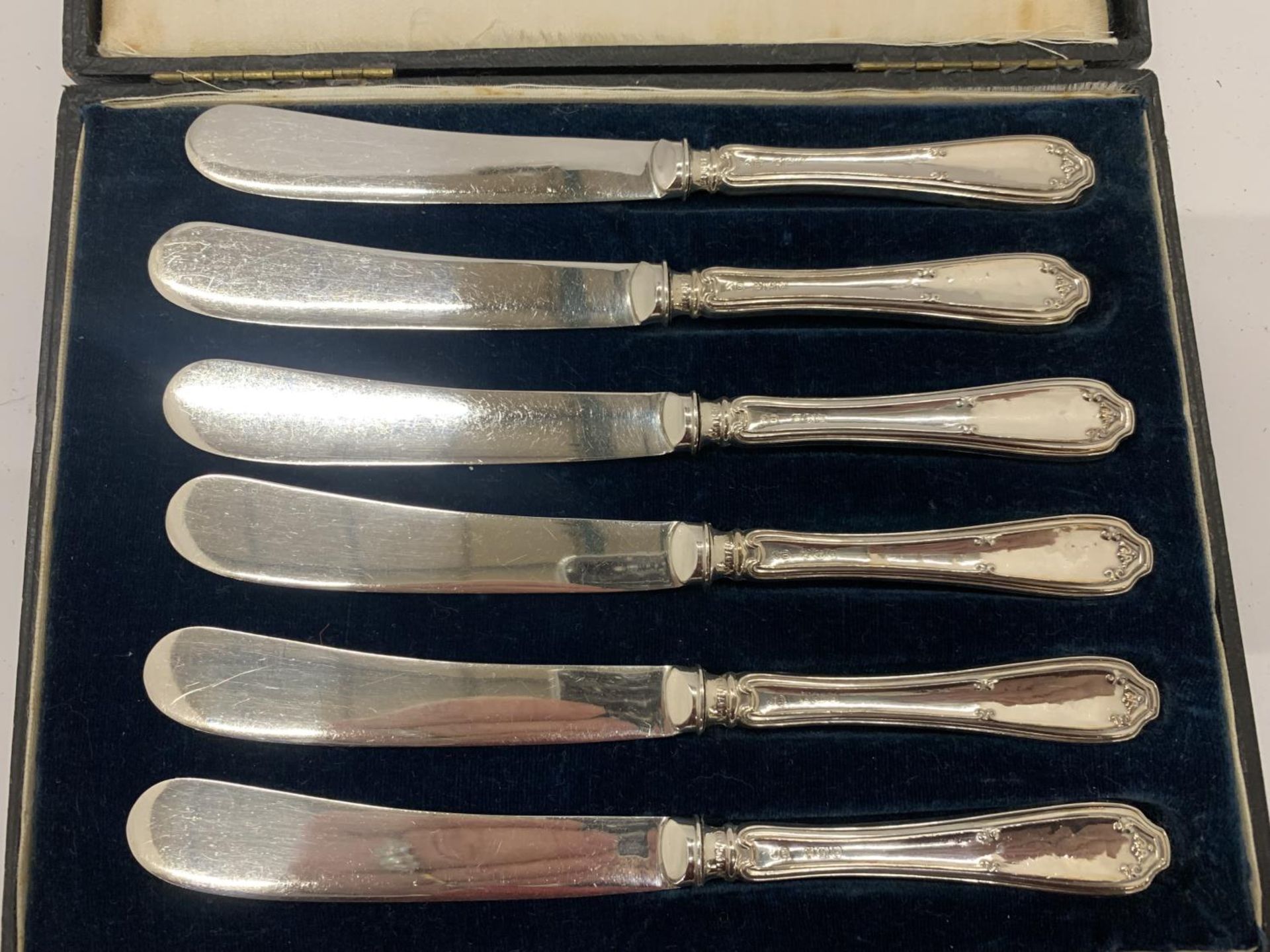 A CASED SET OF SIX CASED HALLMARKED SILVER HANDLED BUTTER KNIVES - Image 4 of 6