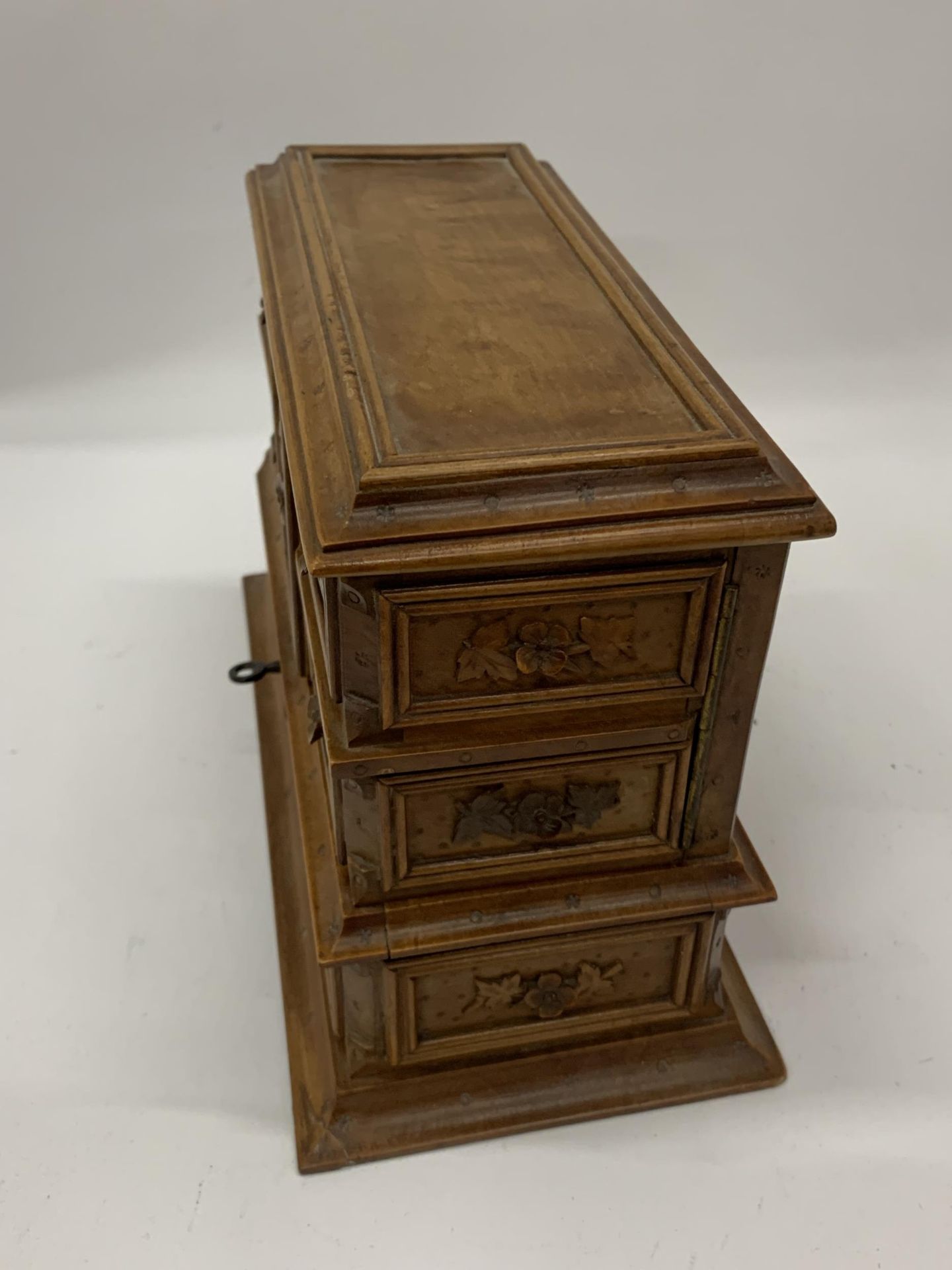 A CARVED SATINWOOD TABLE TOP SEWING CABINET WITH LIFT UP LID AND INNER DRAWERS, HEIGHT 17CM - Image 5 of 6