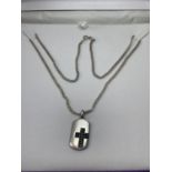 A SILVER NECKLACE WITH CROSS DESIGN PENDANT IN A PRESENTATION BOX