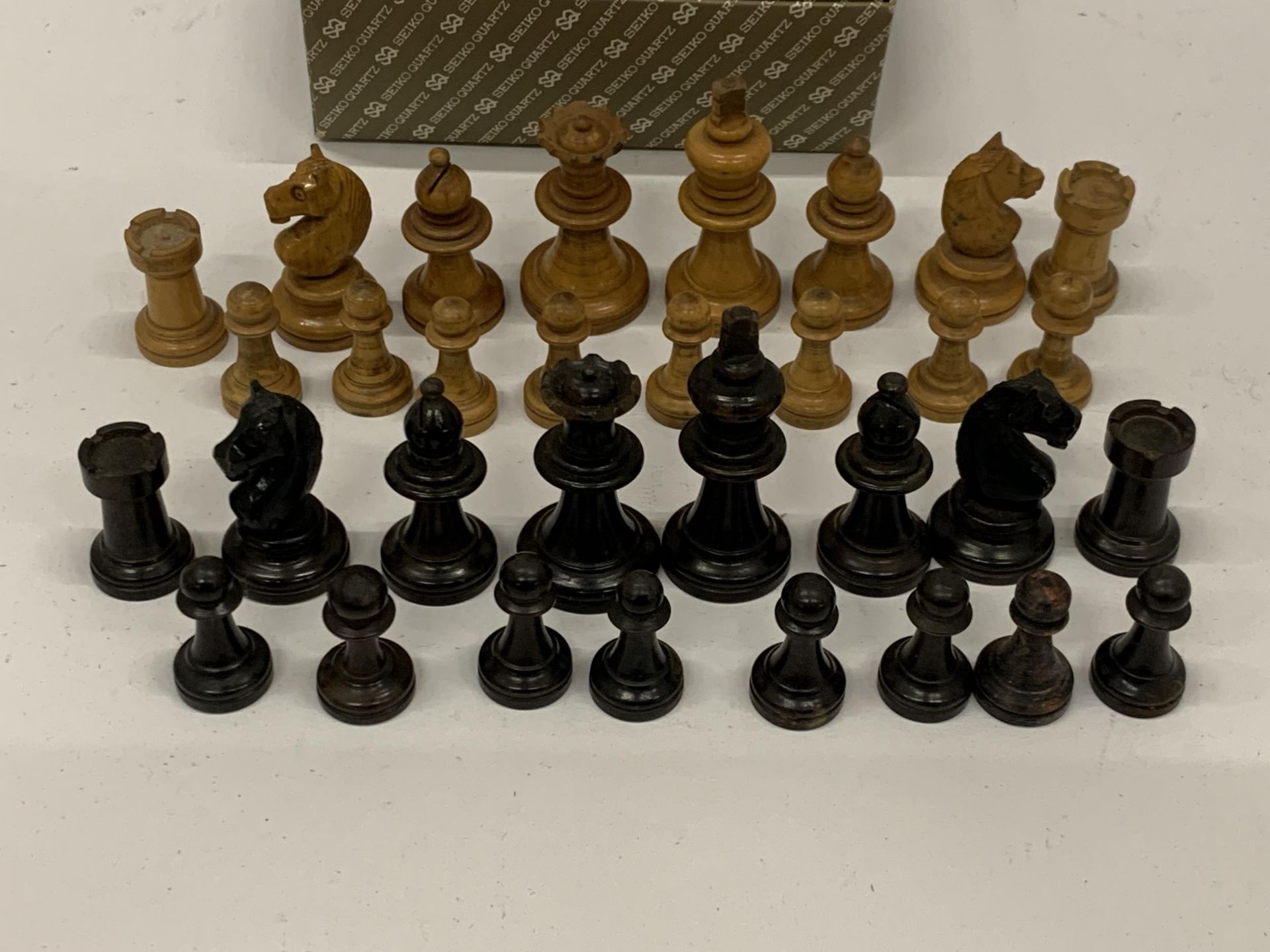 A VINTAGE STAUNTON STYLE SATINWOOD & EBONY CHESS SET, KING HEIGHT 57MM