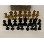 A VINTAGE STAUNTON STYLE SATINWOOD & EBONY CHESS SET, KING HEIGHT 57MM