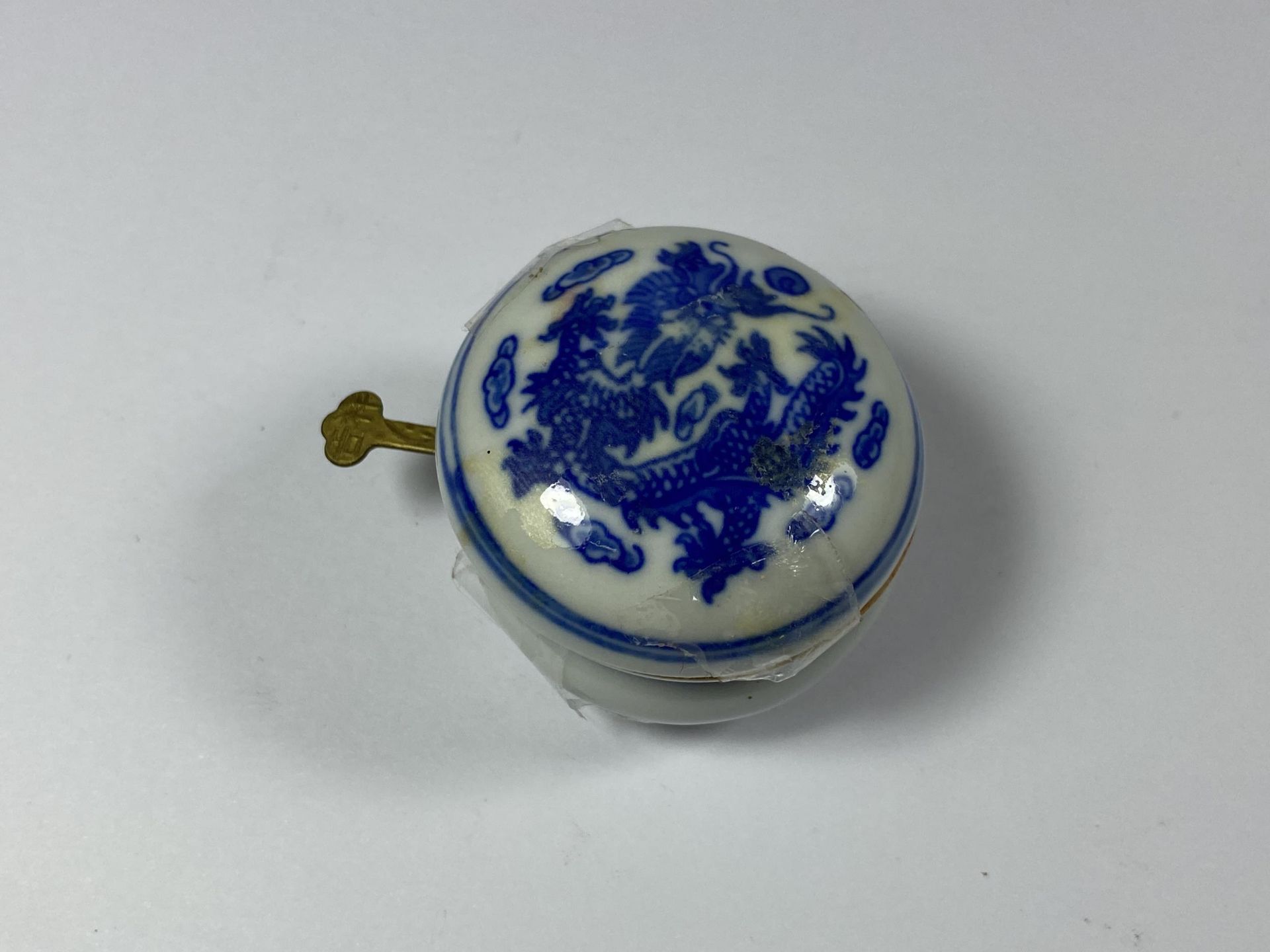 TWO ORIENTAL BLUE AND WHITE POTS - Image 3 of 6