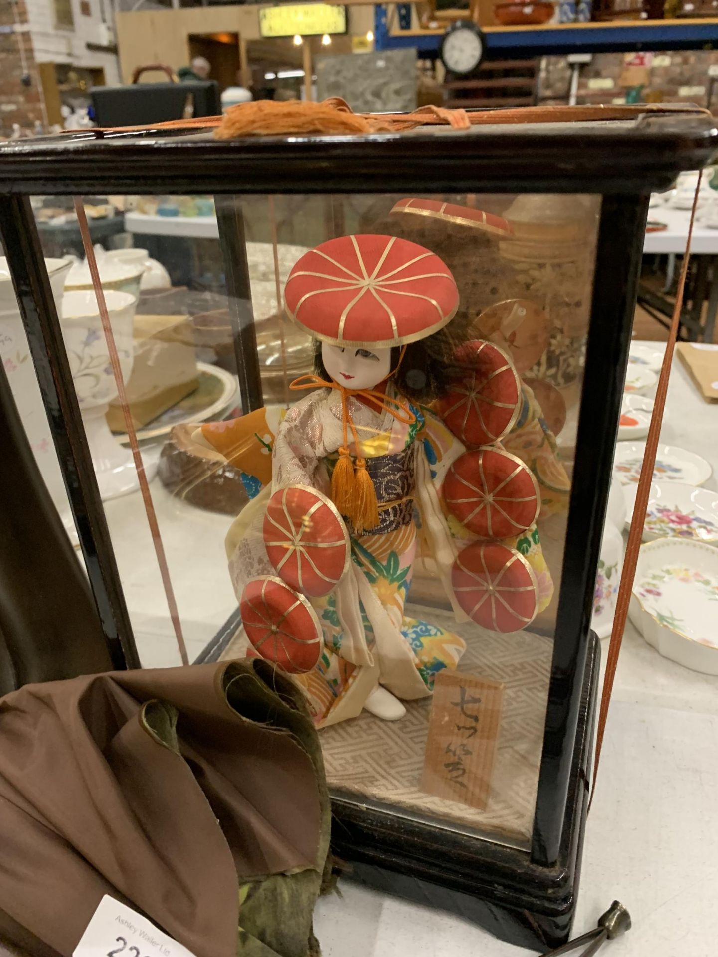 A MIXED LOT TO INCLUDE A JAPANESE DOLL IN A GLASS CASE, LARGE FIGURINE, VINTAGE UMBRELLA, WALKING - Bild 3 aus 4