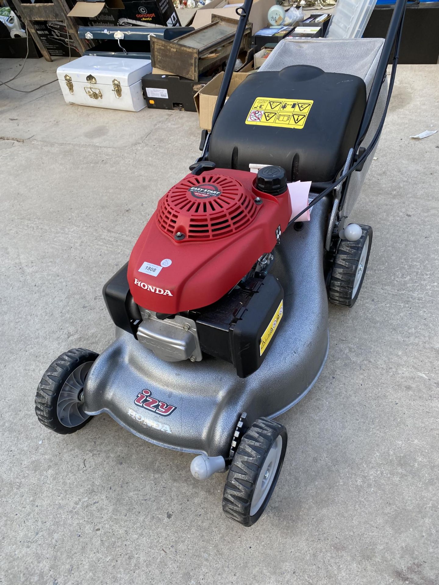 A HONDA IZY EASY START LAWN MOWER WITH GRASS BOX - Image 2 of 4