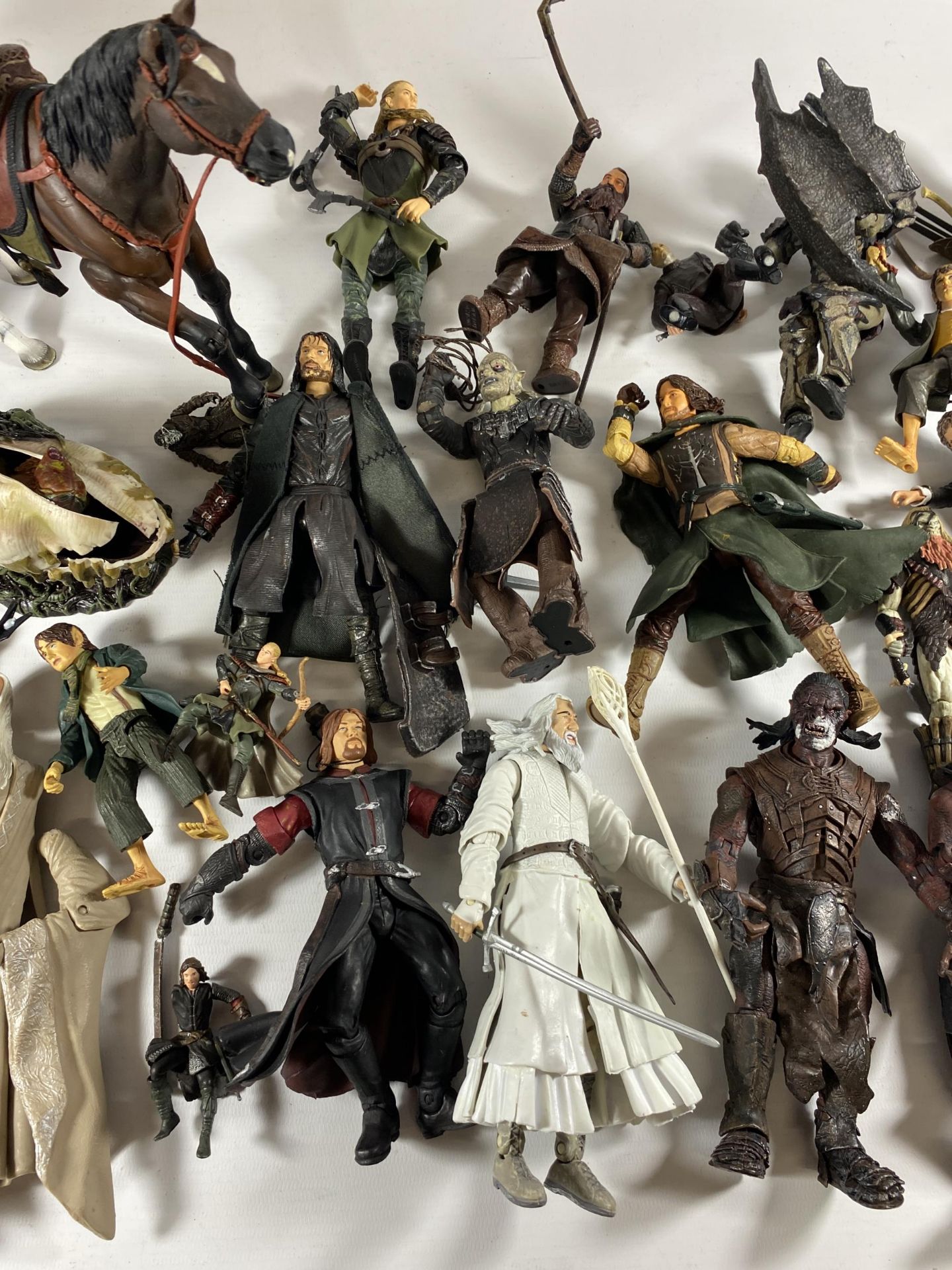 A LARGE COLLECTION OF LORD OF THE RINGS FIGURES AND WEAPONS AND ACCESSORIES ETC - Image 3 of 4