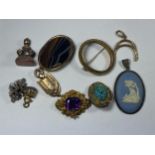 A MIXED LOT OF VINTAGE JEWELLERY TO INCLUDE AMETHYST TYPE BROOCH, WEDGWOOD SILVER PENDANT ETC
