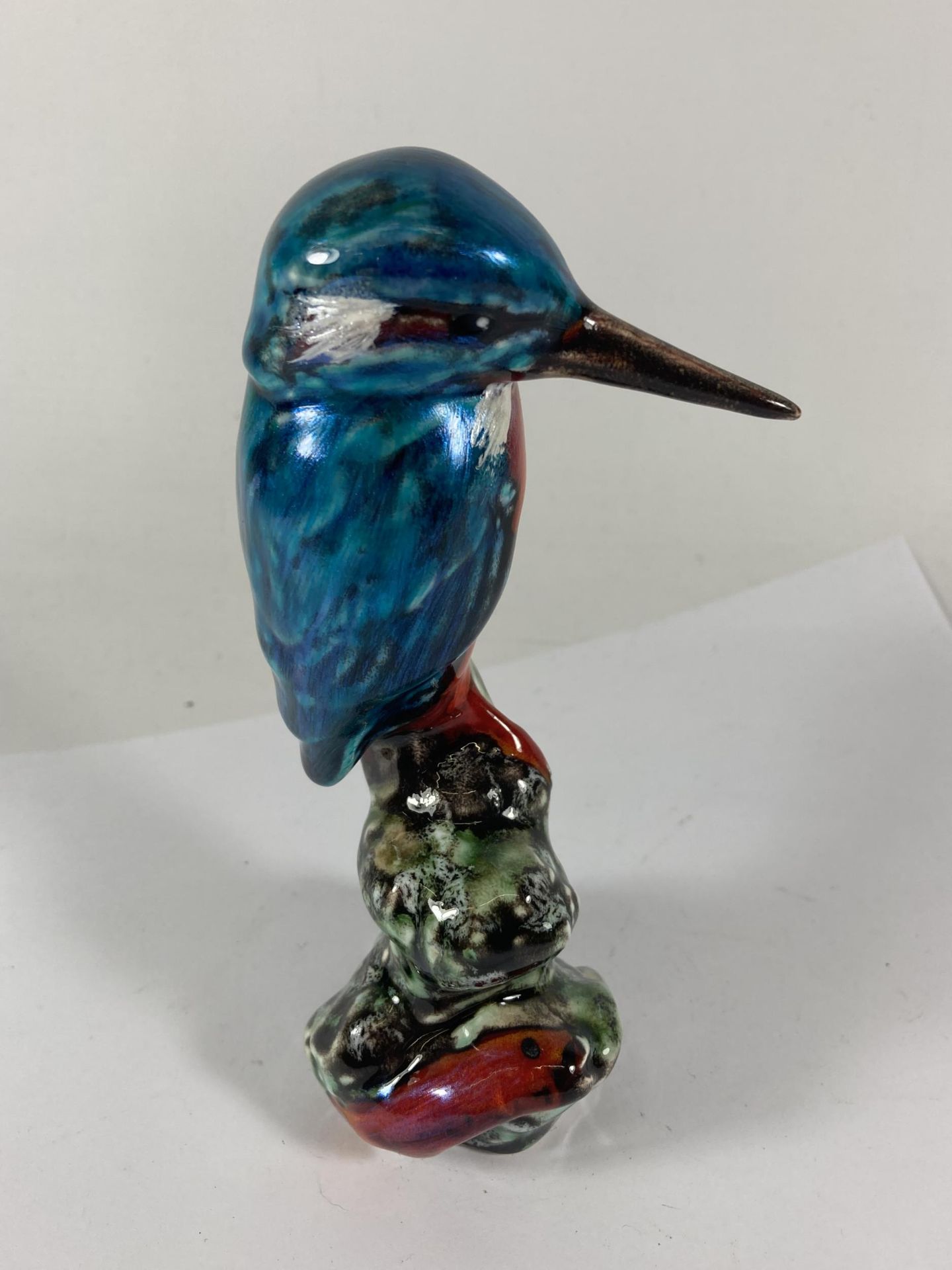 A HANDPAINTED AND SIGNED IN GOLD ANITA HARRIS KINGFISHER FIGURE - Image 3 of 6