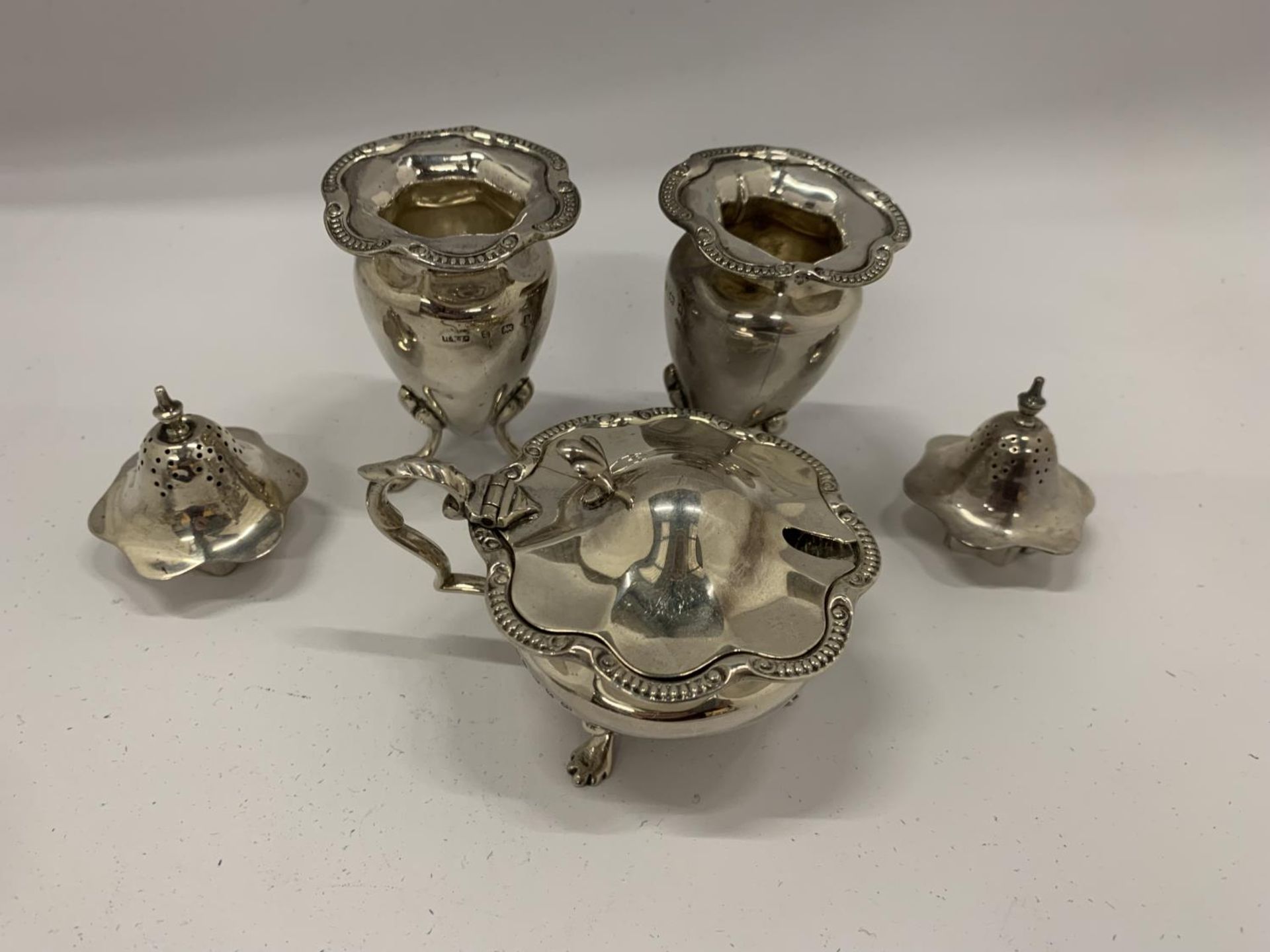 A BIRMINGHAM HALLMARKED SILVER FIVE PIECE CONDIMENT SET COMPRISING TWO OPEN SALTS, MUSTARD POT AND - Image 6 of 8