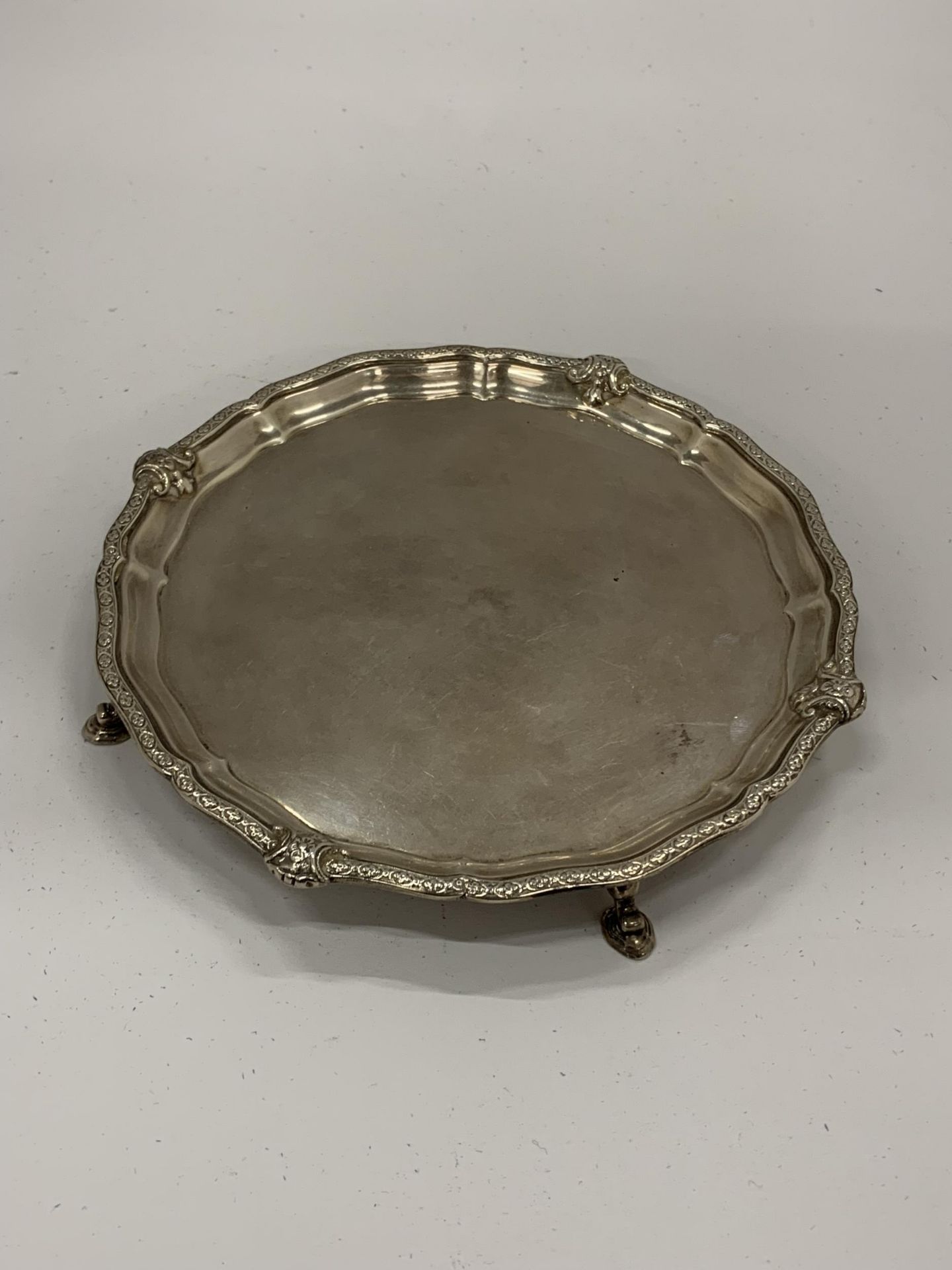 A GEORGE V SILVER SALVER / CARD TRAY, HALLMARKS FOR BIRMINGHAM, 1925, WEIGHT 175G, WIDTH 15CM