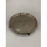 A GEORGE V SILVER SALVER / CARD TRAY, HALLMARKS FOR BIRMINGHAM, 1925, WEIGHT 175G, WIDTH 15CM