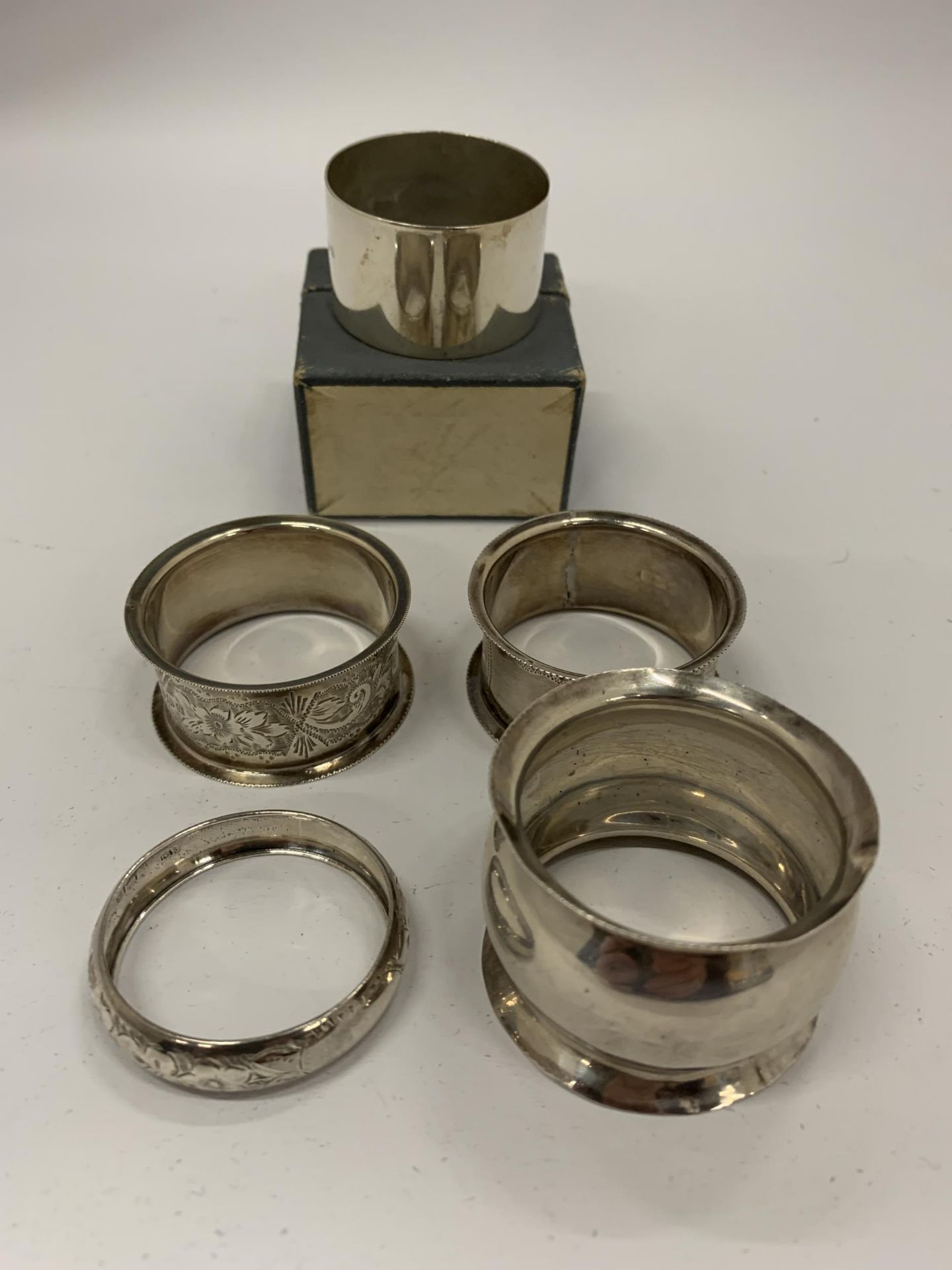 A MIXED LOT OF HALLMARKED SILVER NAPKIN RINGS TO INCLUDE A CASED EXAMPLE