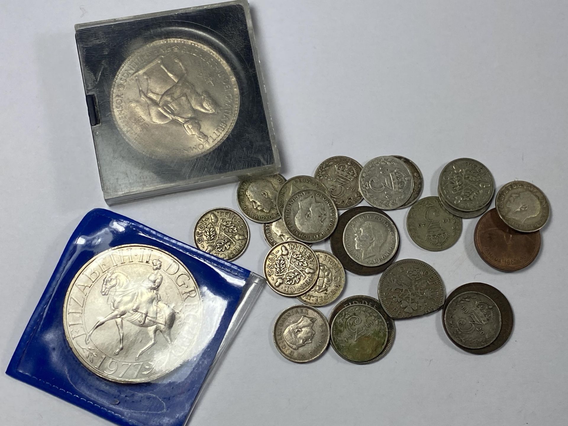 A MIXED LOT OF PRE 1947 SILVER AND FURTHER COINS WITH TWO COMMEMORATIVE COINS