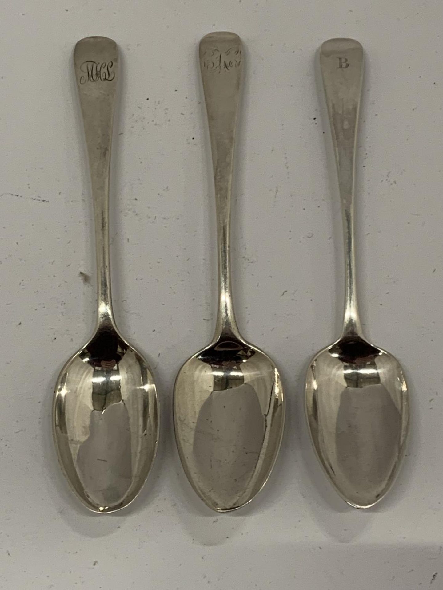 A MIXED LOT OF HALLMARKED SILVER TEASPOONS TO INCLUDE SOME GEORGIAN EXAMPLES, TOTAL WEIGHT 109G - Image 6 of 8