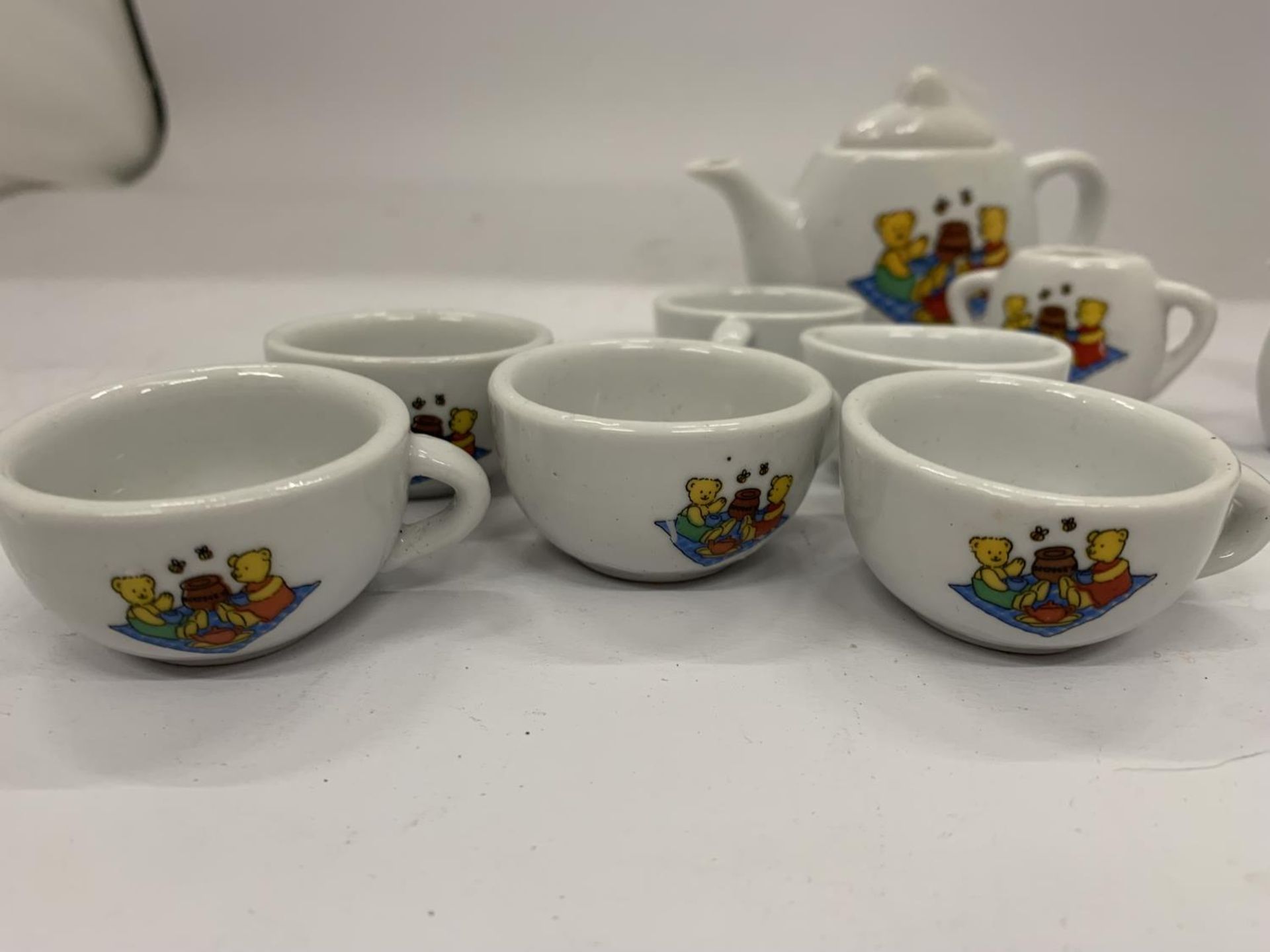 A MINIATURE CHILD'S POTTERY TEASET TO INCLUDE TEAPOT, JUGS, CUPS, ETC WITH A TEDDY BEARS PICNIC - Image 10 of 10
