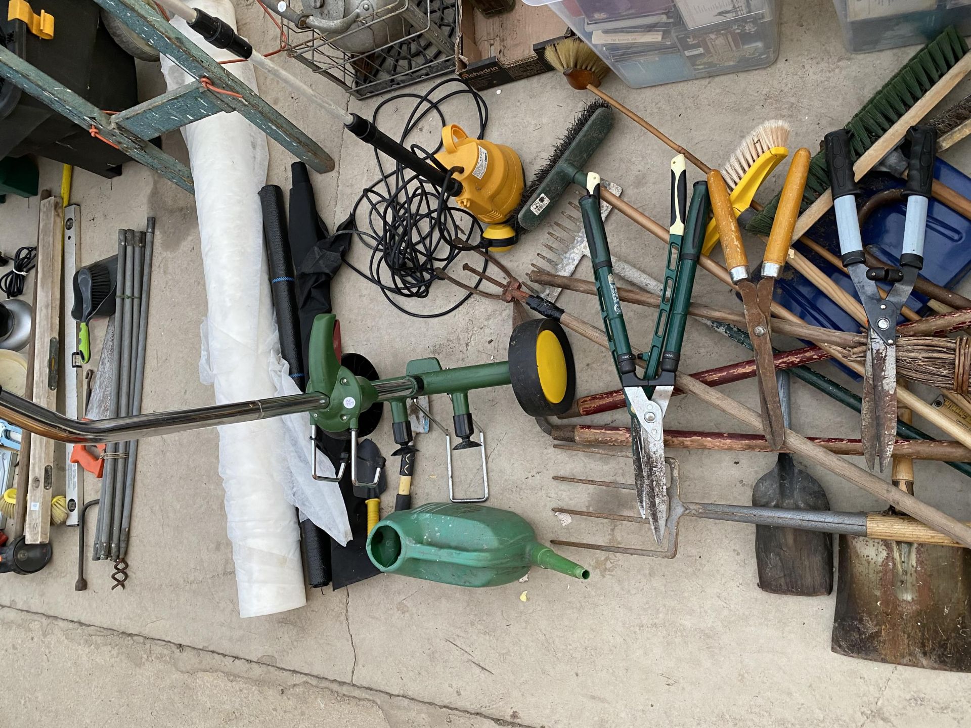 A LARGE ASSORTMENT OF GARDEN TOOLS TO INCLUDE A PICK AXE, FORKS AND RAKES TO ALSO INCLUDE A PLANT - Image 4 of 5